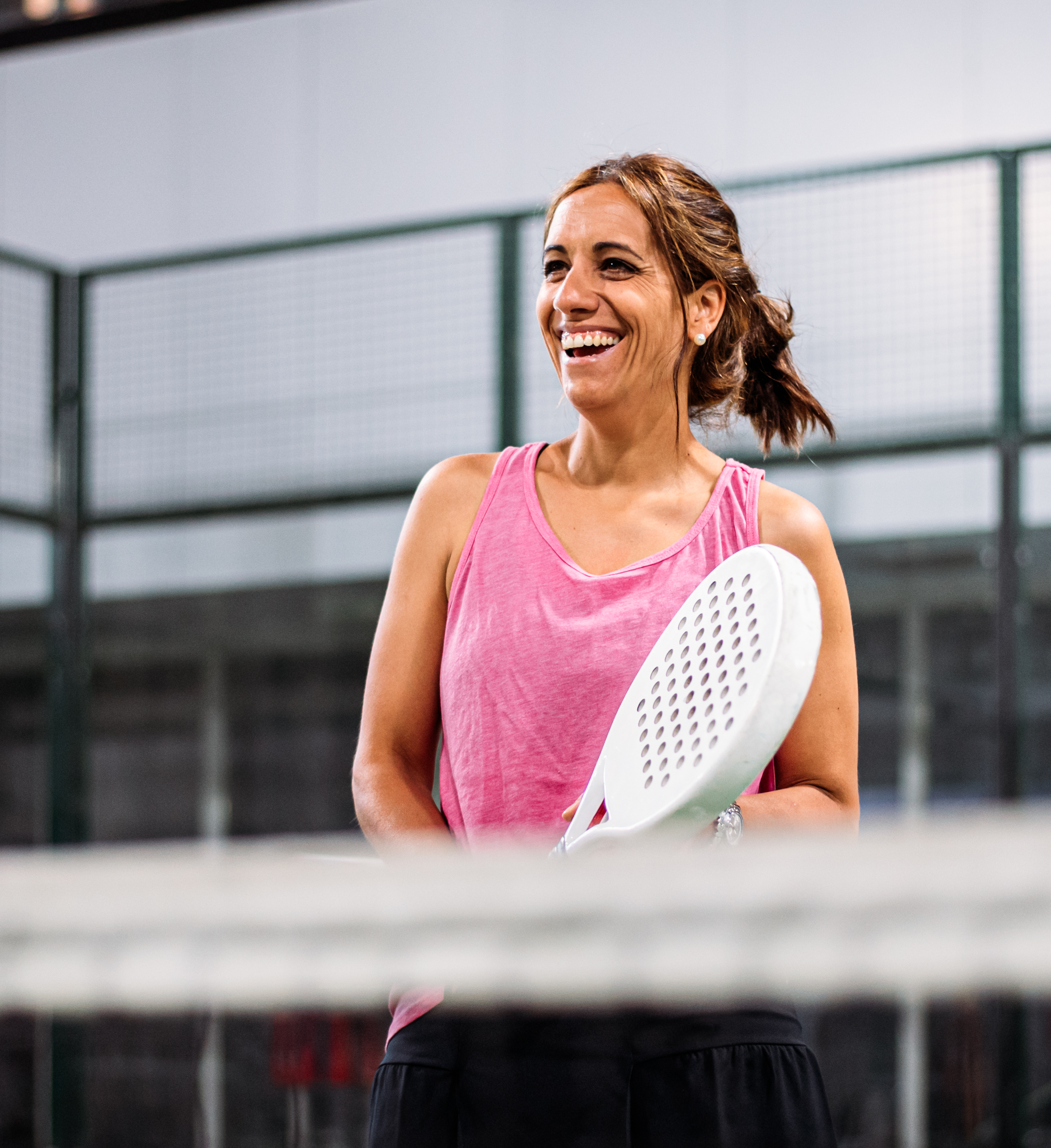 Jugadores de padel compitiendo en un torneo moderno